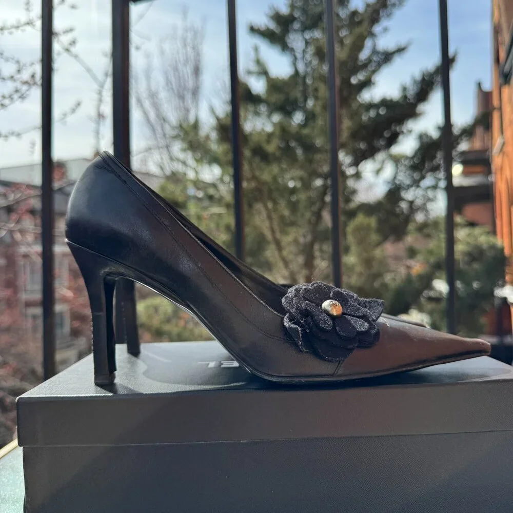 Vintage Chanel Classic Pump Black Camellia Flower Pointed Toe Heels Black 7